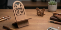 Support téléphone en bois gravé — Papillon | L'Atelier Gravure Nice